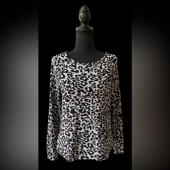 Emily Daniel’s: Gray and Black Leopard Print Lightweight Sweater - Picture 16 of 17